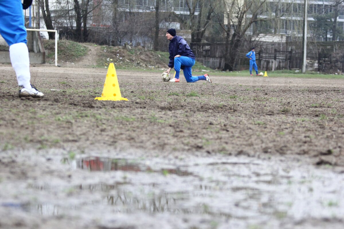 FOTO Ştiinţa a ajuns să se antreneze în noroi, prin bălţi şi supravegheată de cîini vagabonzi