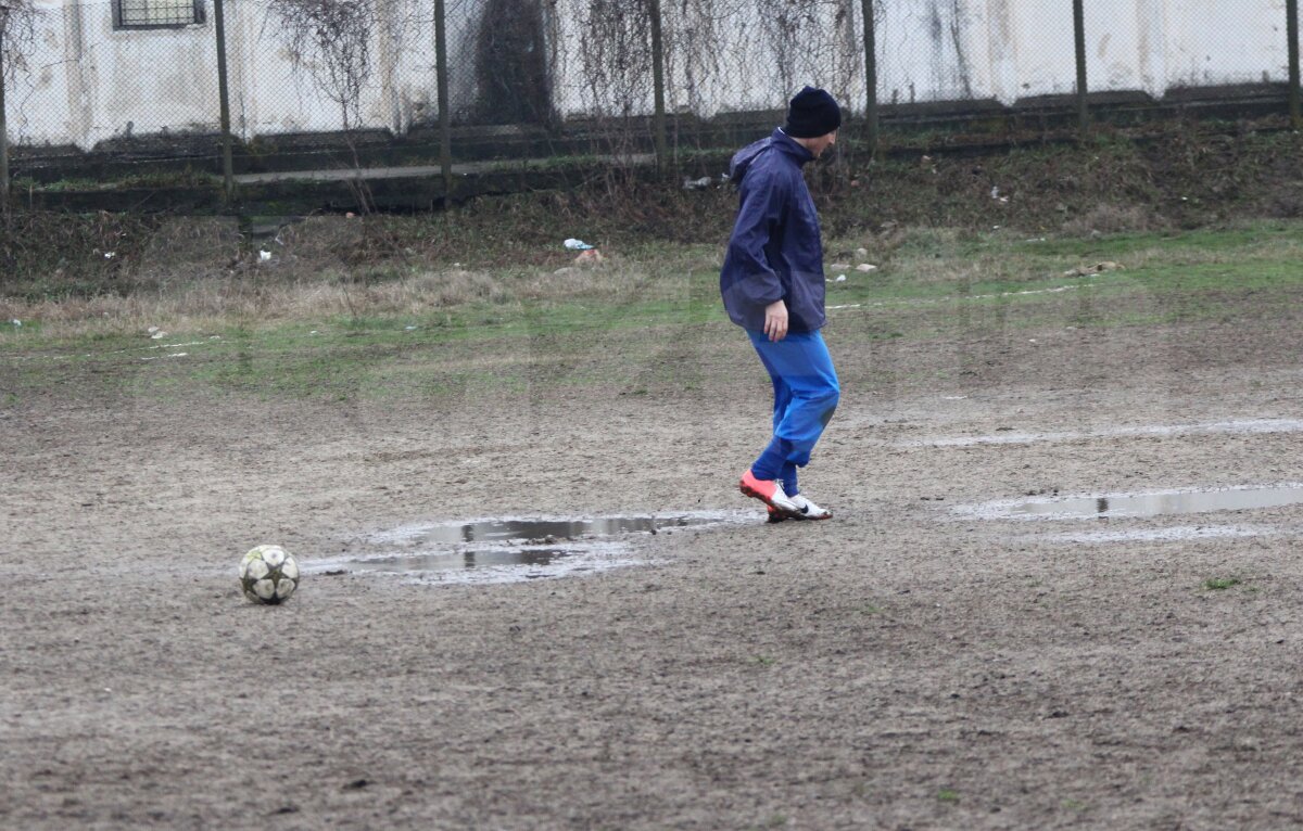 FOTO Ştiinţa a ajuns să se antreneze în noroi, prin bălţi şi supravegheată de cîini vagabonzi