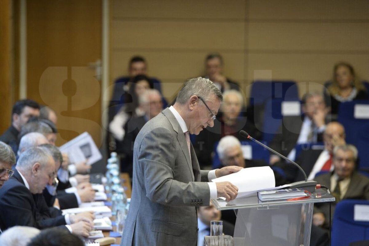 FRF are un nou preşedinte! Răzvan Burleanu l-a învins pe Vasile Avram în turul II cu 113 voturi!