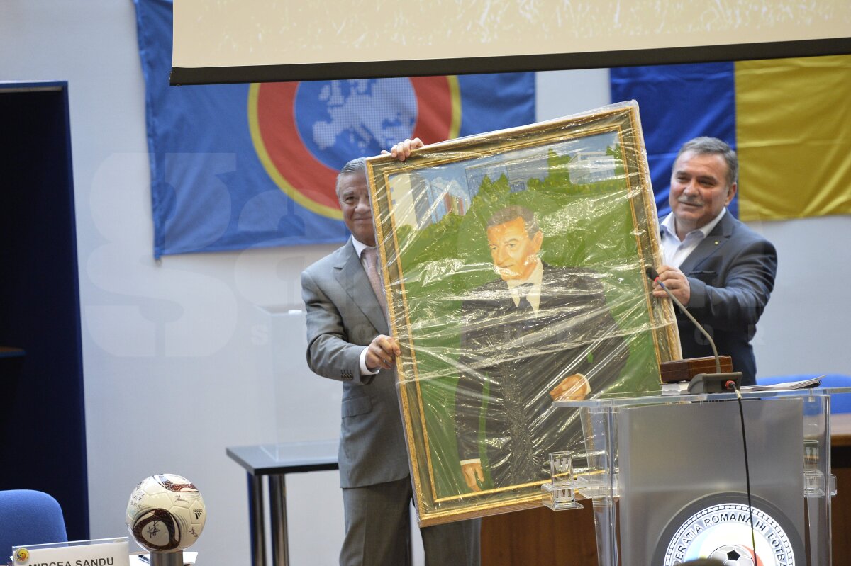 GALERIE FOTO Mulţumim, iubit conducător » Cadou de plenară primit de Mircea Sandu de la "supuşii" săi