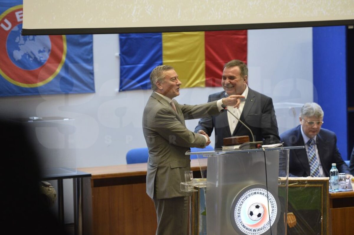 GALERIE FOTO Mulţumim, iubit conducător » Cadou de plenară primit de Mircea Sandu de la "supuşii" săi
