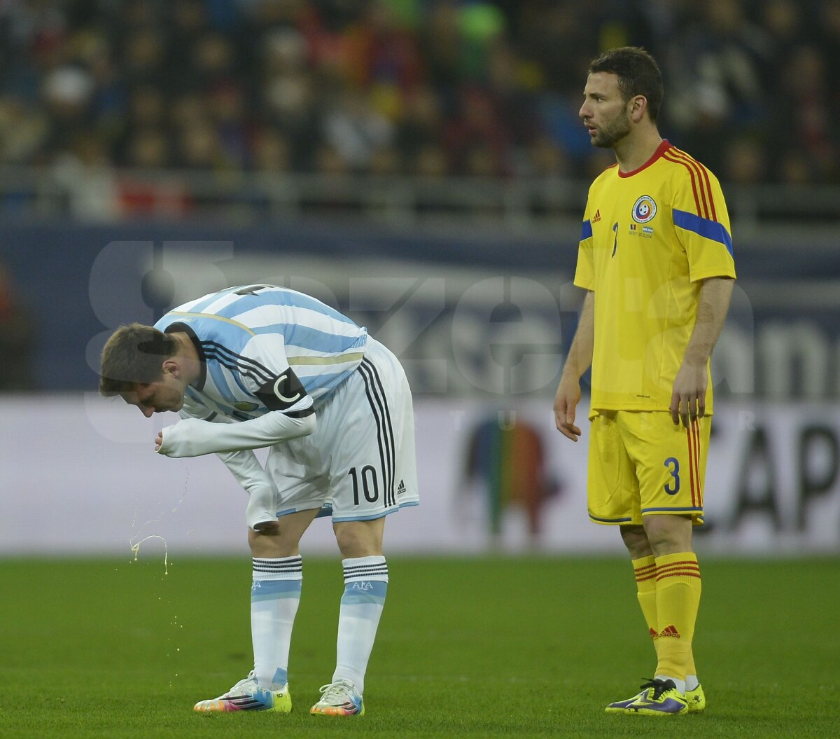 FOTO Lui Messi i s-a făcut rău » Argentinianul a vomitat pe teren în primele minute ale amicalului cu România