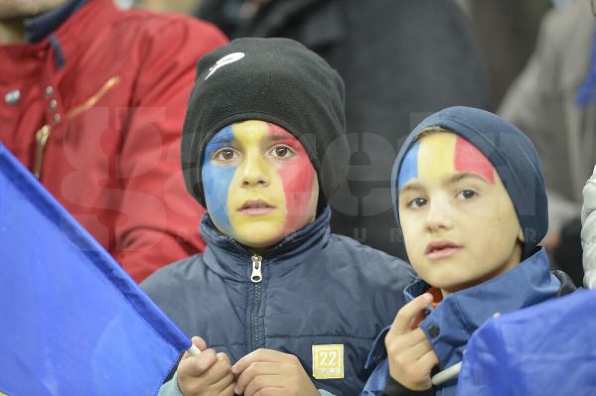 FOTO Euforia amînată 2 ani şi jumătate » Peste 40.000 de steaguri tricolore au întîmpinat regal "pumele"