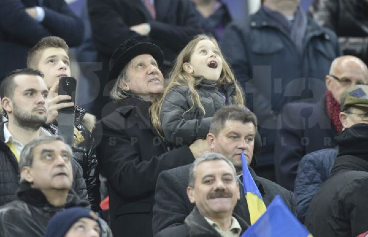 FOTO Euforia amînată 2 ani şi jumătate » Peste 40.000 de steaguri tricolore au întîmpinat regal "pumele"