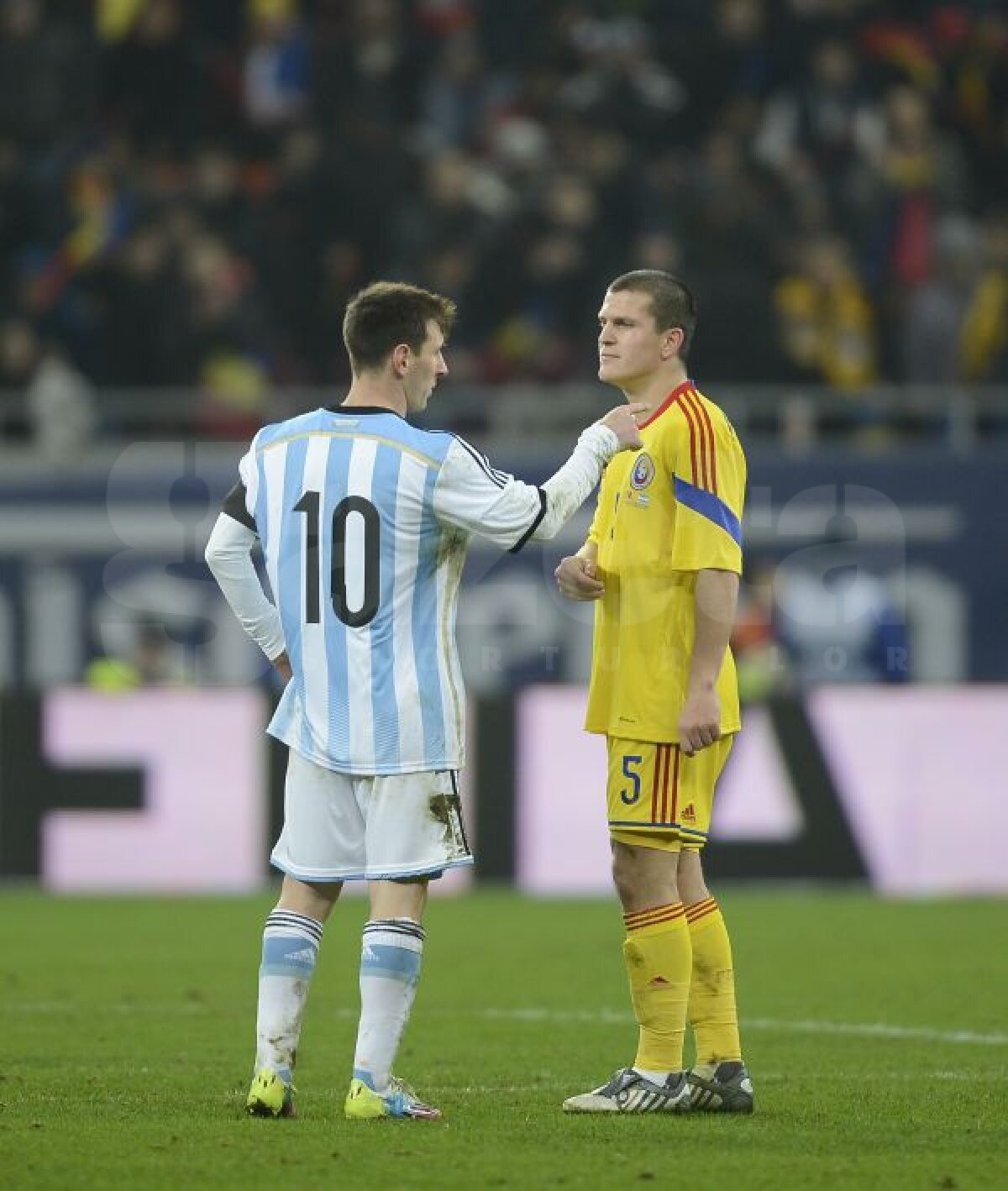 FOTO Reacţie debusolată » Imagini inedite cu Lionel Messi, prins în "războiul" Alexandru Bourceanu vs. Gabi Torje pentru tricou