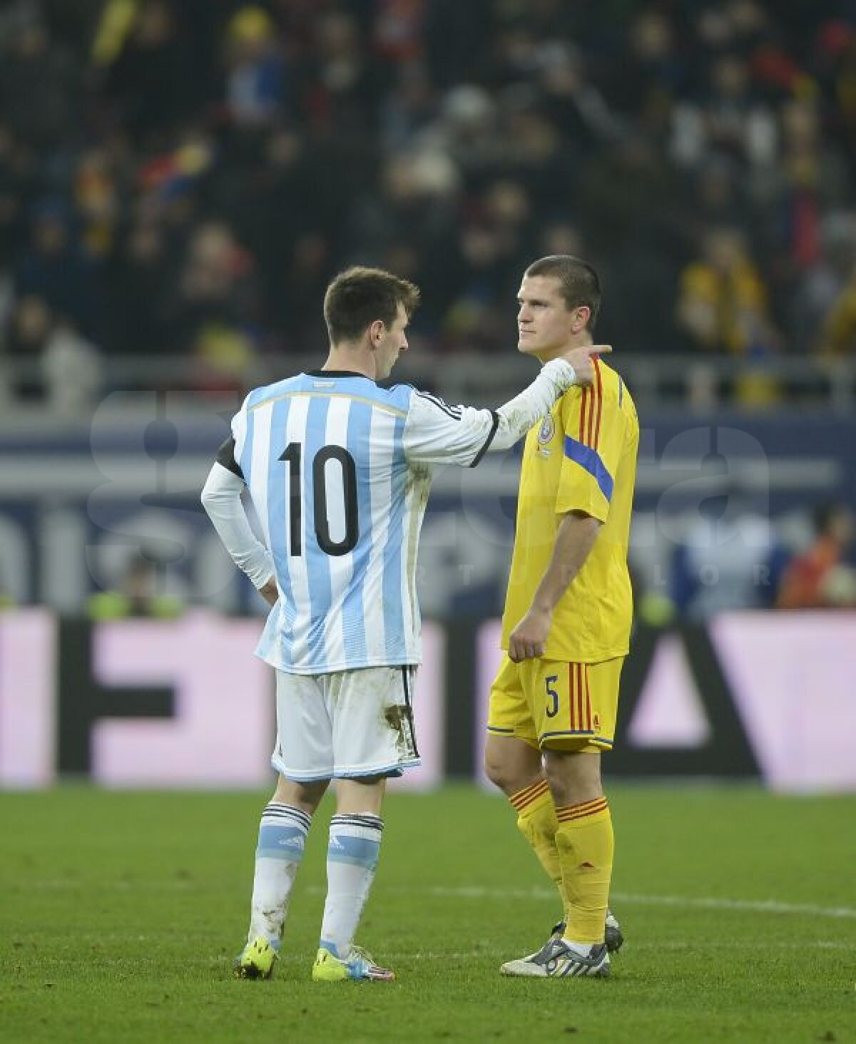 FOTO Reacţie debusolată » Imagini inedite cu Lionel Messi, prins în "războiul" Alexandru Bourceanu vs. Gabi Torje pentru tricou