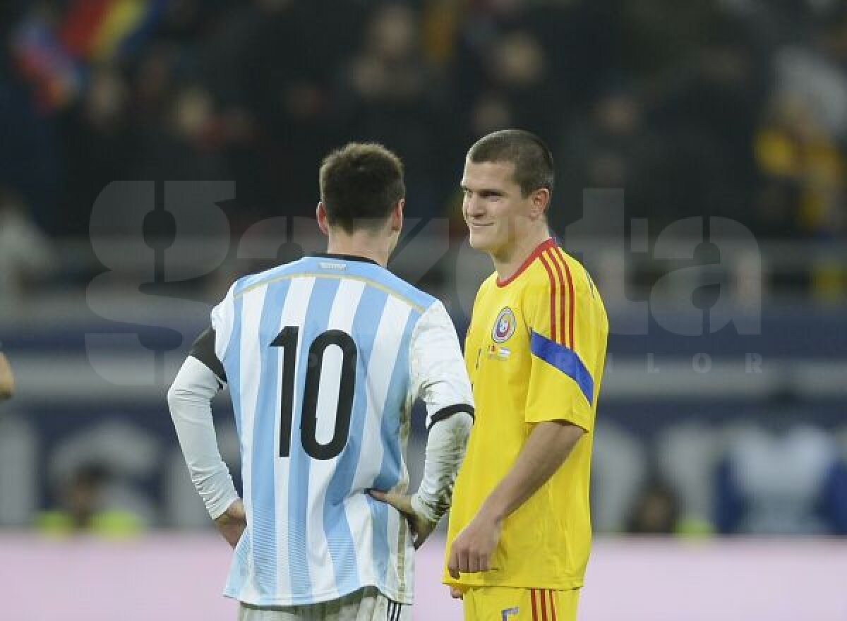 FOTO Reacţie debusolată » Imagini inedite cu Lionel Messi, prins în "războiul" Alexandru Bourceanu vs. Gabi Torje pentru tricou