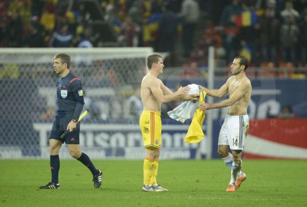 FOTO Reacţie debusolată » Imagini inedite cu Lionel Messi, prins în "războiul" Alexandru Bourceanu vs. Gabi Torje pentru tricou