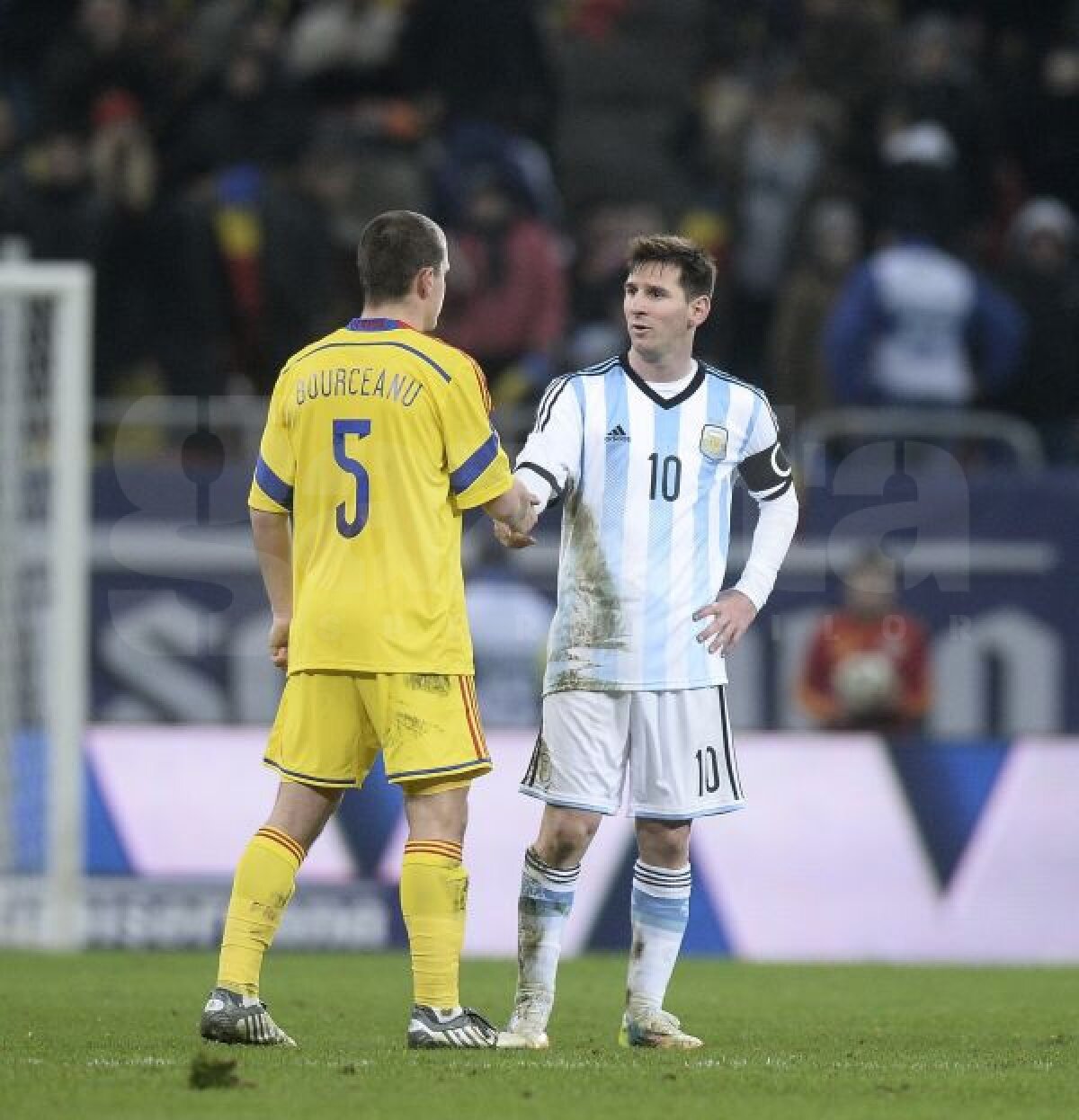 FOTO Reacţie debusolată » Imagini inedite cu Lionel Messi, prins în "războiul" Alexandru Bourceanu vs. Gabi Torje pentru tricou
