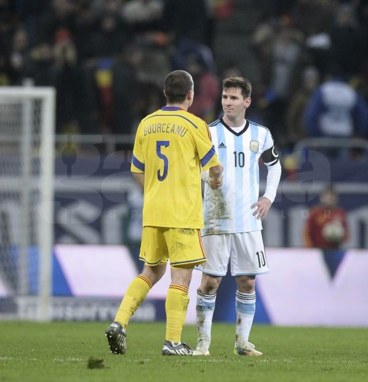 FOTO Reacţie debusolată » Imagini inedite cu Lionel Messi, prins în "războiul" Alexandru Bourceanu vs. Gabi Torje pentru tricou