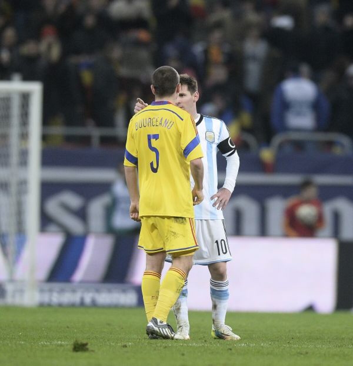 FOTO Reacţie debusolată » Imagini inedite cu Lionel Messi, prins în "războiul" Alexandru Bourceanu vs. Gabi Torje pentru tricou