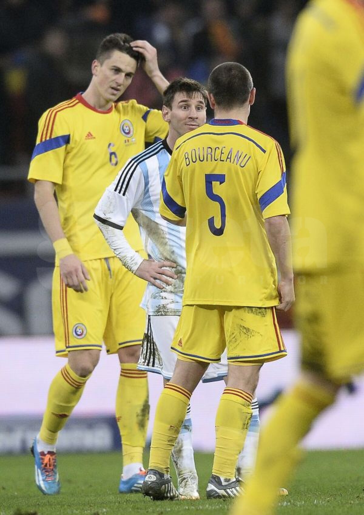 FOTO Reacţie debusolată » Imagini inedite cu Lionel Messi, prins în "războiul" Alexandru Bourceanu vs. Gabi Torje pentru tricou