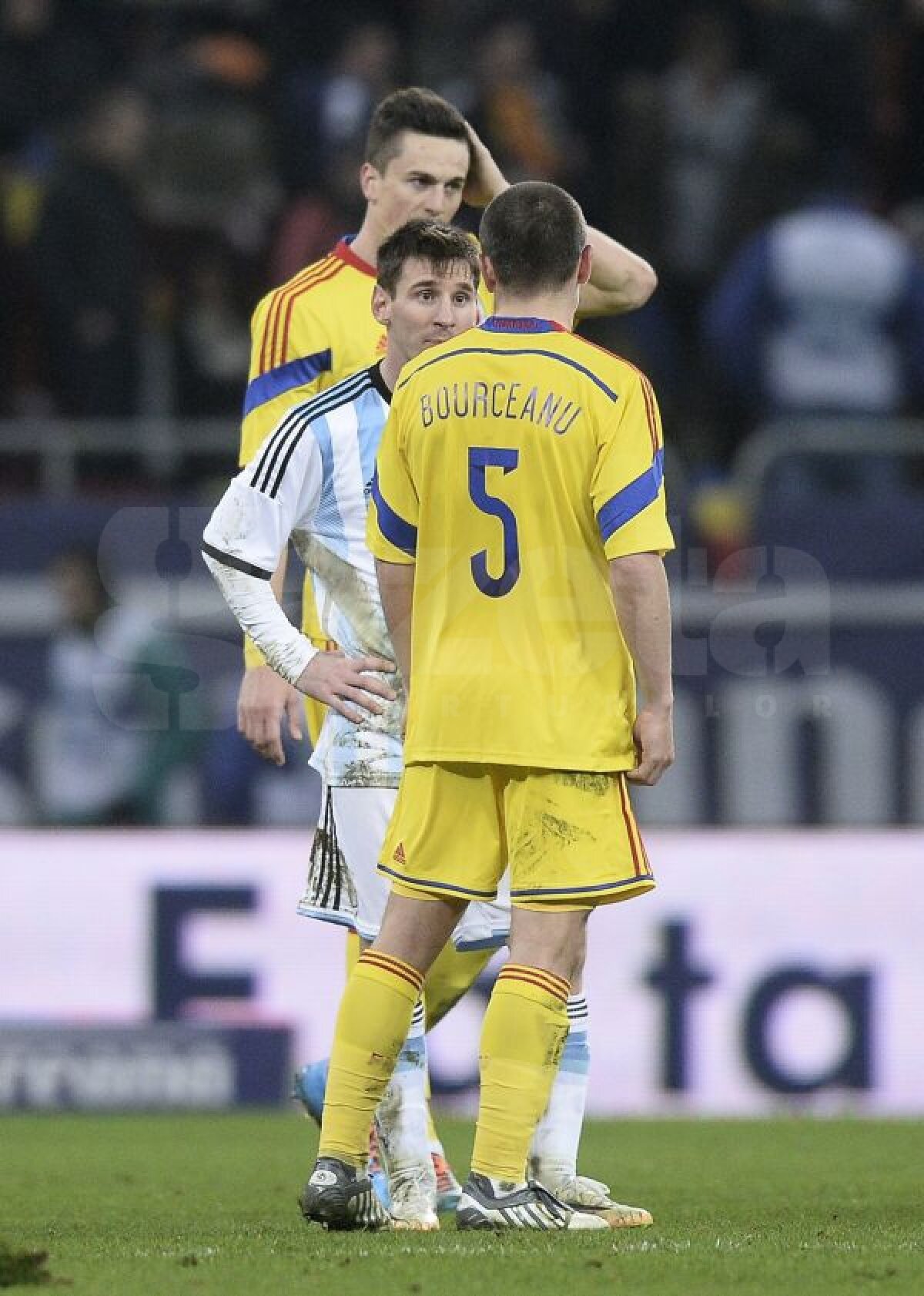 FOTO Reacţie debusolată » Imagini inedite cu Lionel Messi, prins în "războiul" Alexandru Bourceanu vs. Gabi Torje pentru tricou