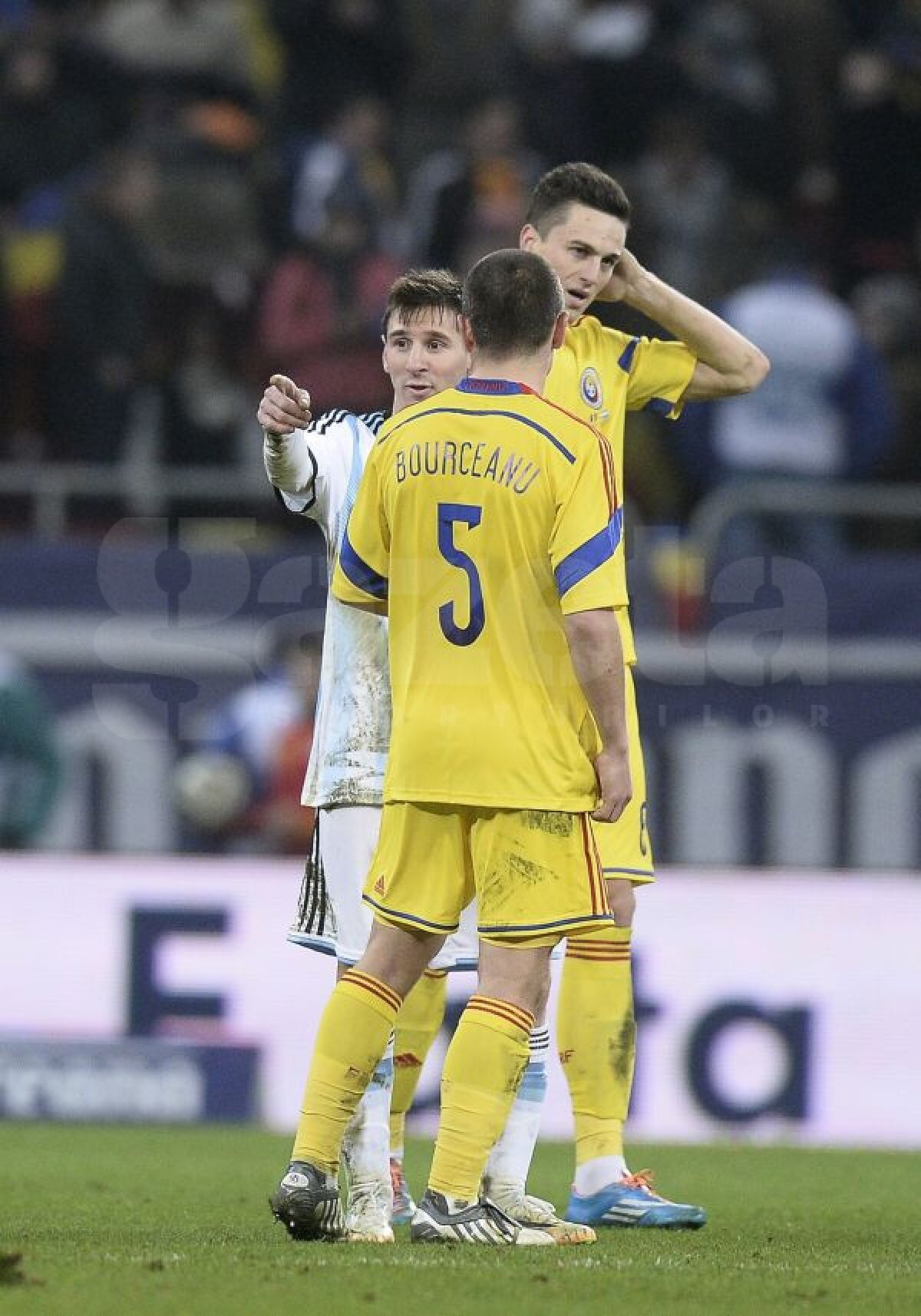 FOTO Reacţie debusolată » Imagini inedite cu Lionel Messi, prins în "războiul" Alexandru Bourceanu vs. Gabi Torje pentru tricou