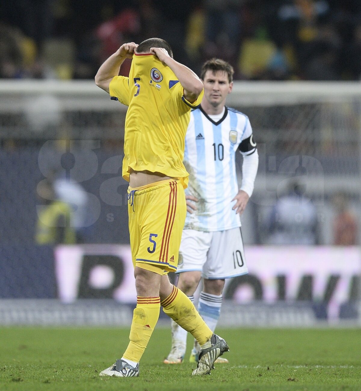 FOTO Reacţie debusolată » Imagini inedite cu Lionel Messi, prins în "războiul" Alexandru Bourceanu vs. Gabi Torje pentru tricou