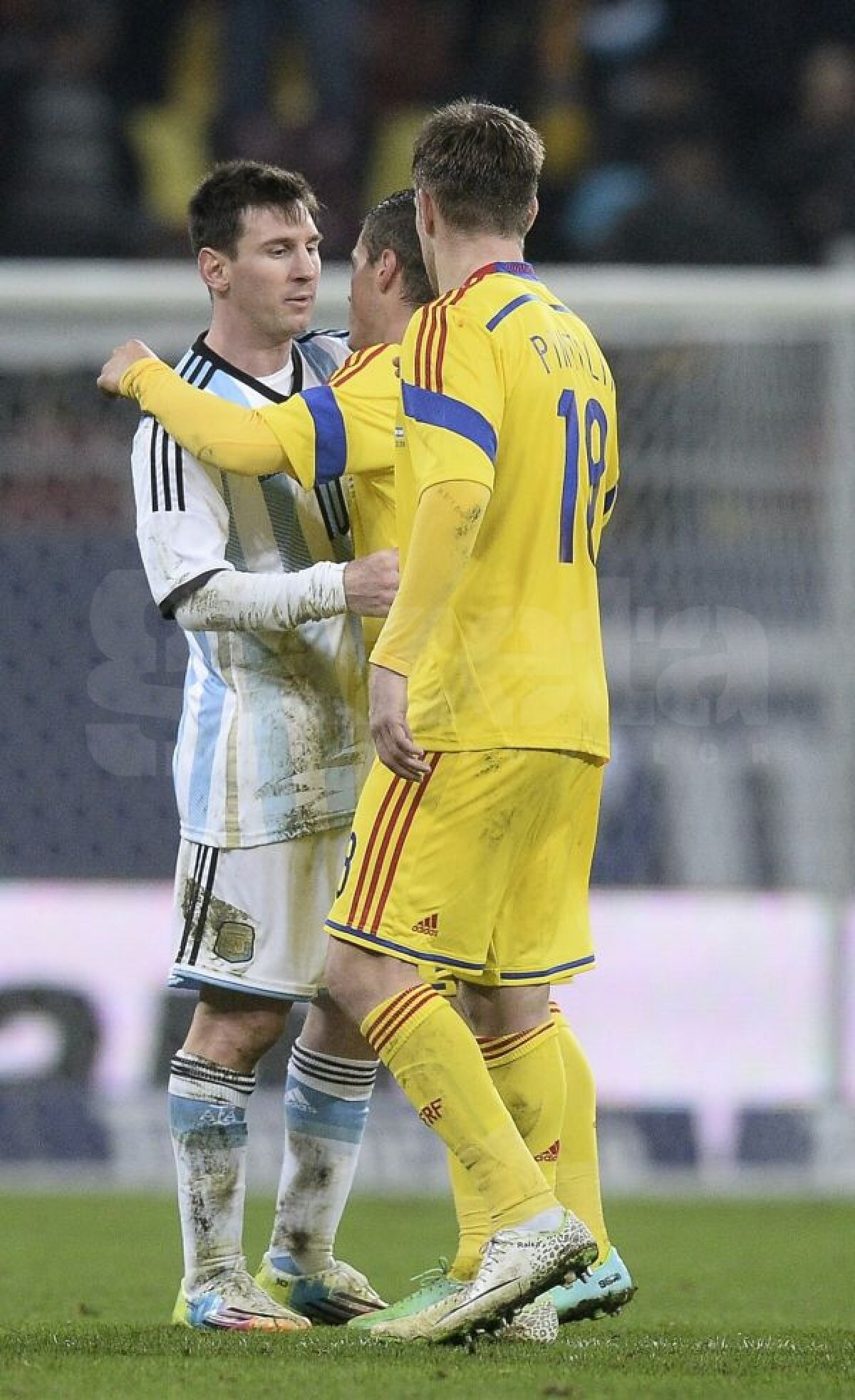 FOTO Reacţie debusolată » Imagini inedite cu Lionel Messi, prins în "războiul" Alexandru Bourceanu vs. Gabi Torje pentru tricou