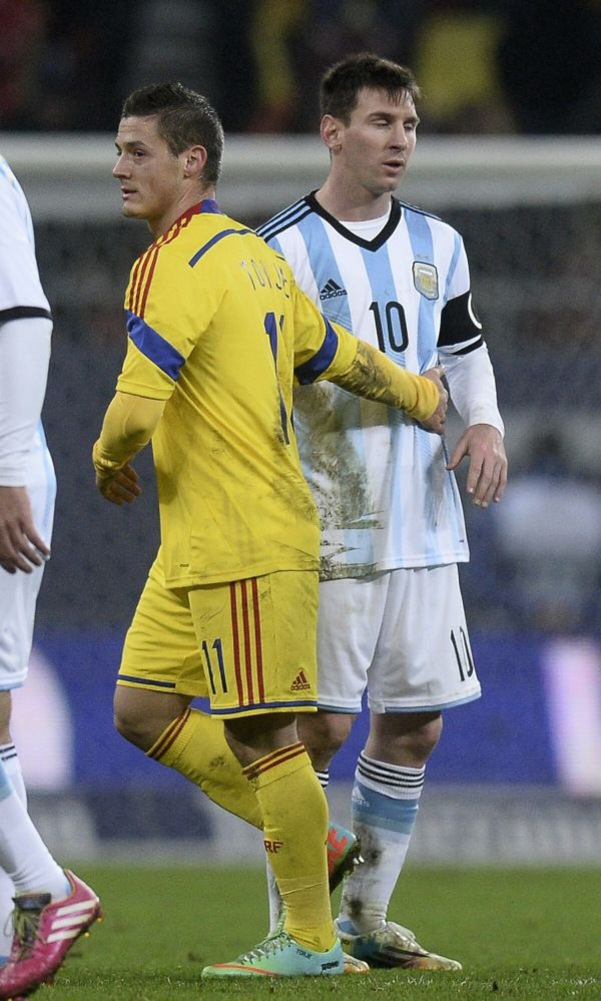 FOTO Reacţie debusolată » Imagini inedite cu Lionel Messi, prins în "războiul" Alexandru Bourceanu vs. Gabi Torje pentru tricou