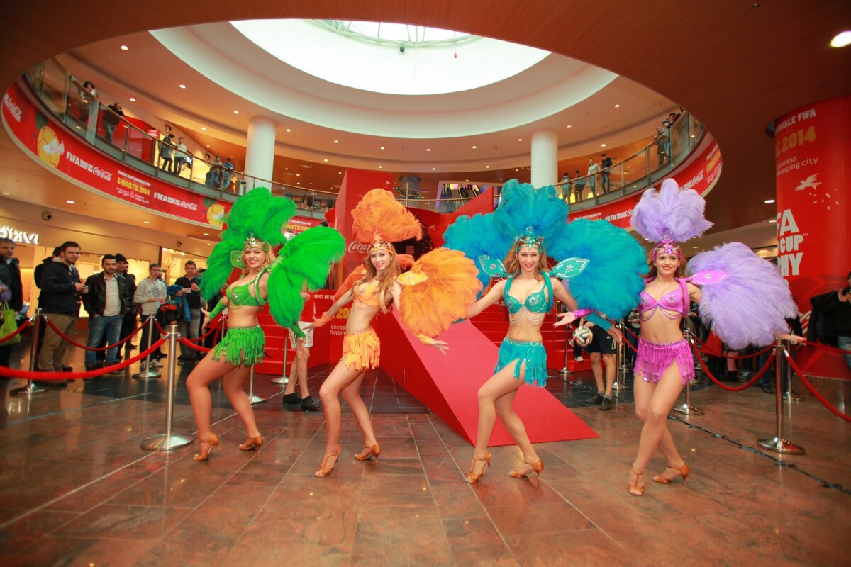 Peste 7.500 de români au admirat trofeul Cupei Mondiale care a fost expus la Bucureşti