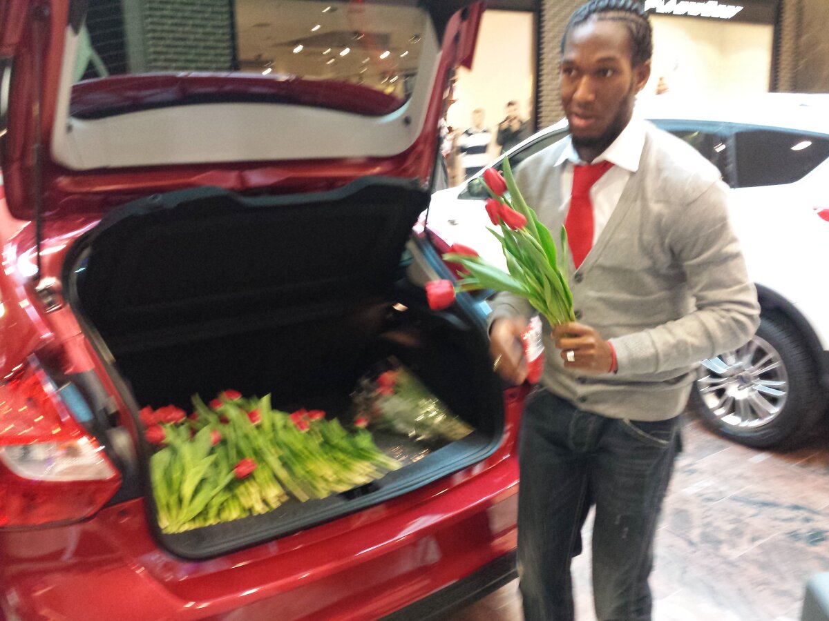 FOTO Flori de 8 martie » "Cîinii" le-au răsfăţat pe fete în mall