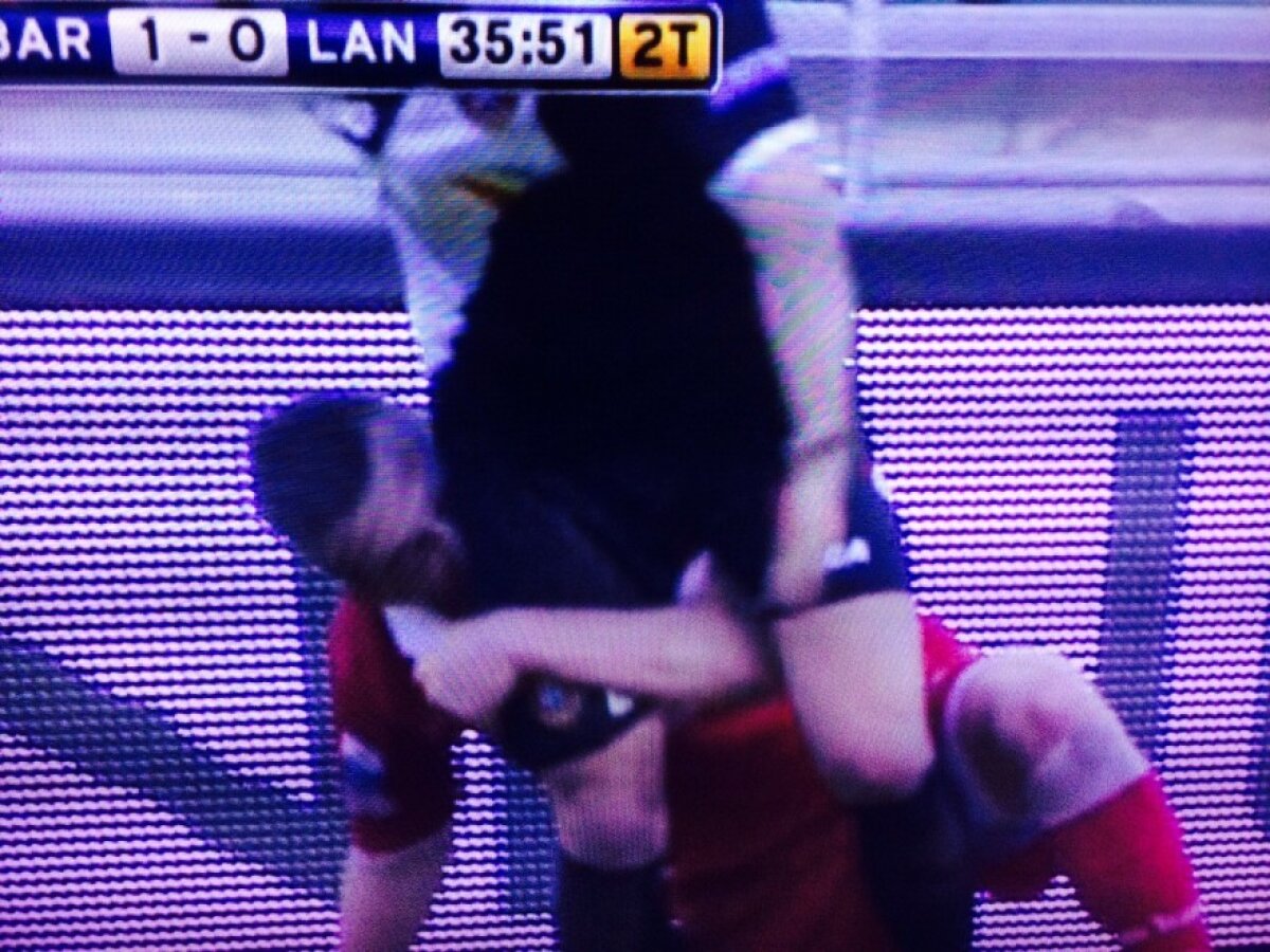 Imagini incredibile din Italia! Un jucător şi-a muşcat adversarul de picior!