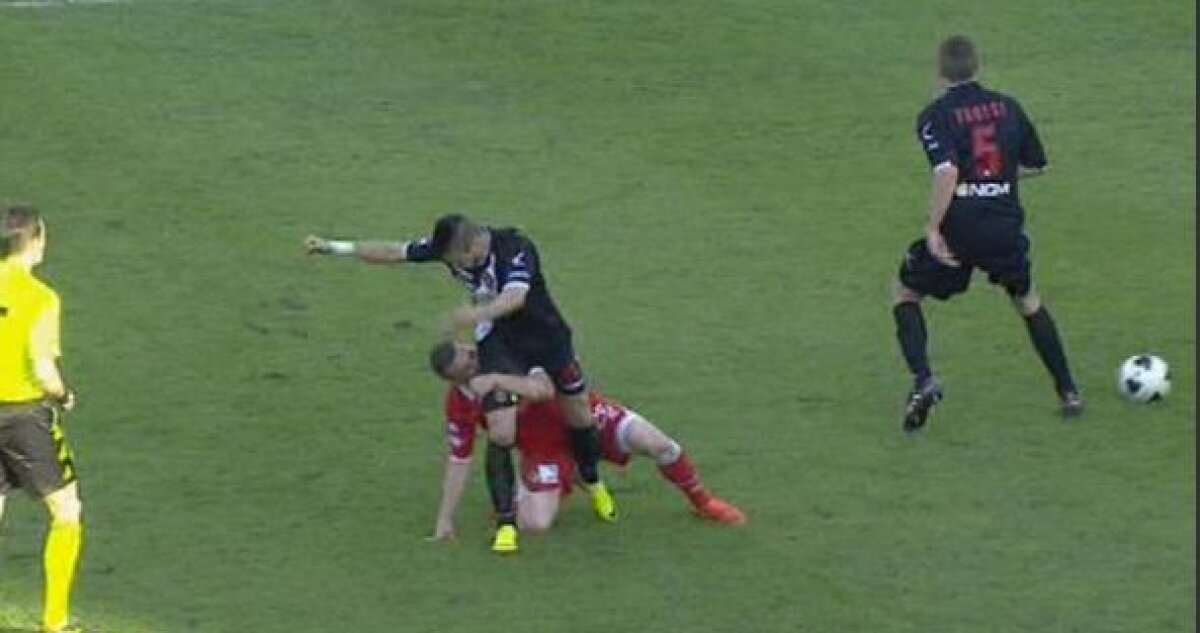 Imagini incredibile din Italia! Un jucător şi-a muşcat adversarul de picior!