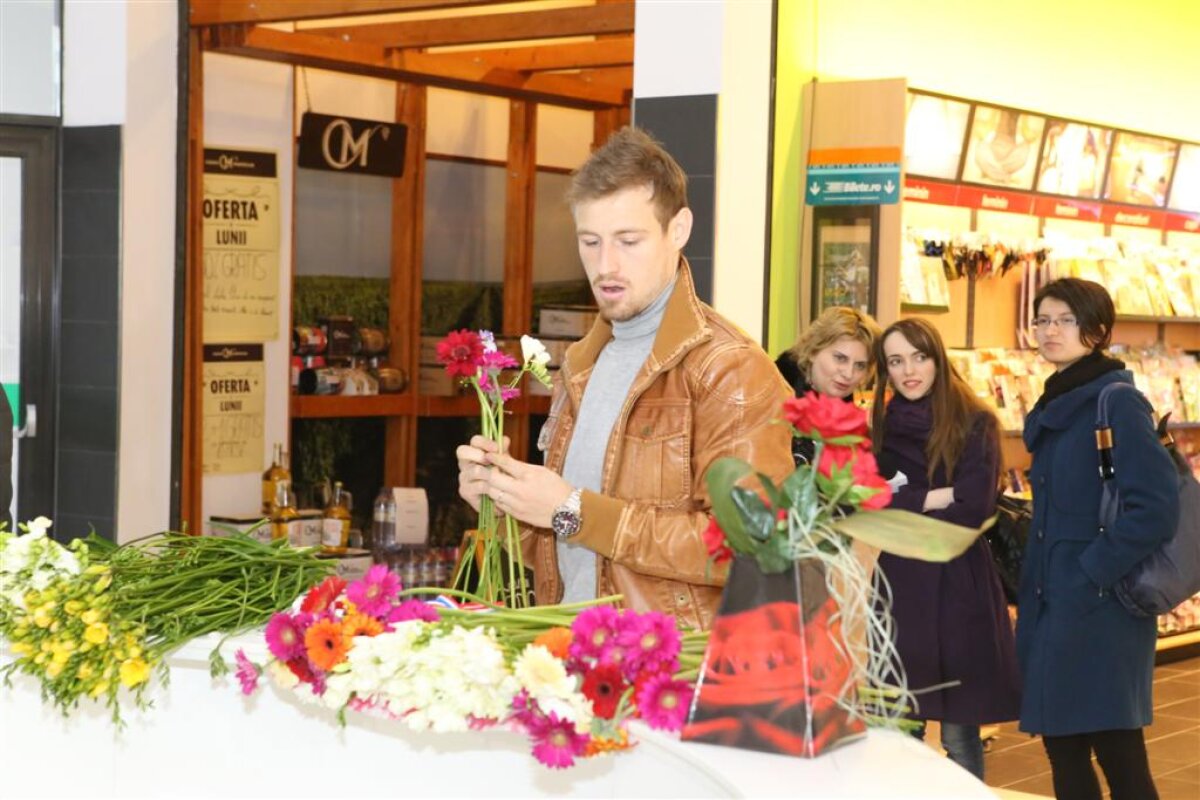 FOTO Jucătorii Oţelului au împărţit flori de 8 martie