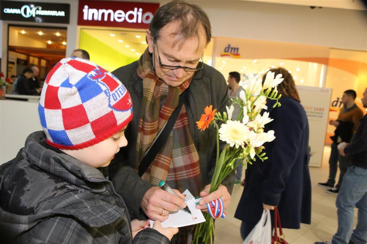 FOTO Jucătorii Oţelului au împărţit flori de 8 martie