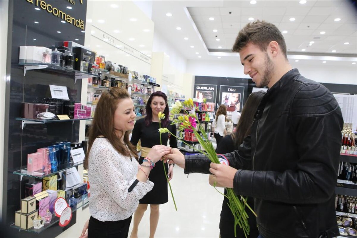 FOTO Jucătorii Oţelului au împărţit flori de 8 martie