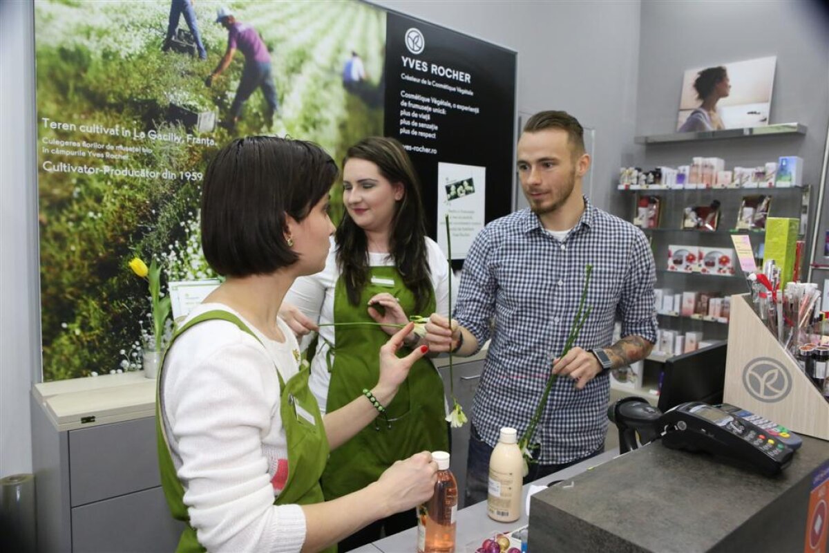 FOTO Jucătorii Oţelului au împărţit flori de 8 martie