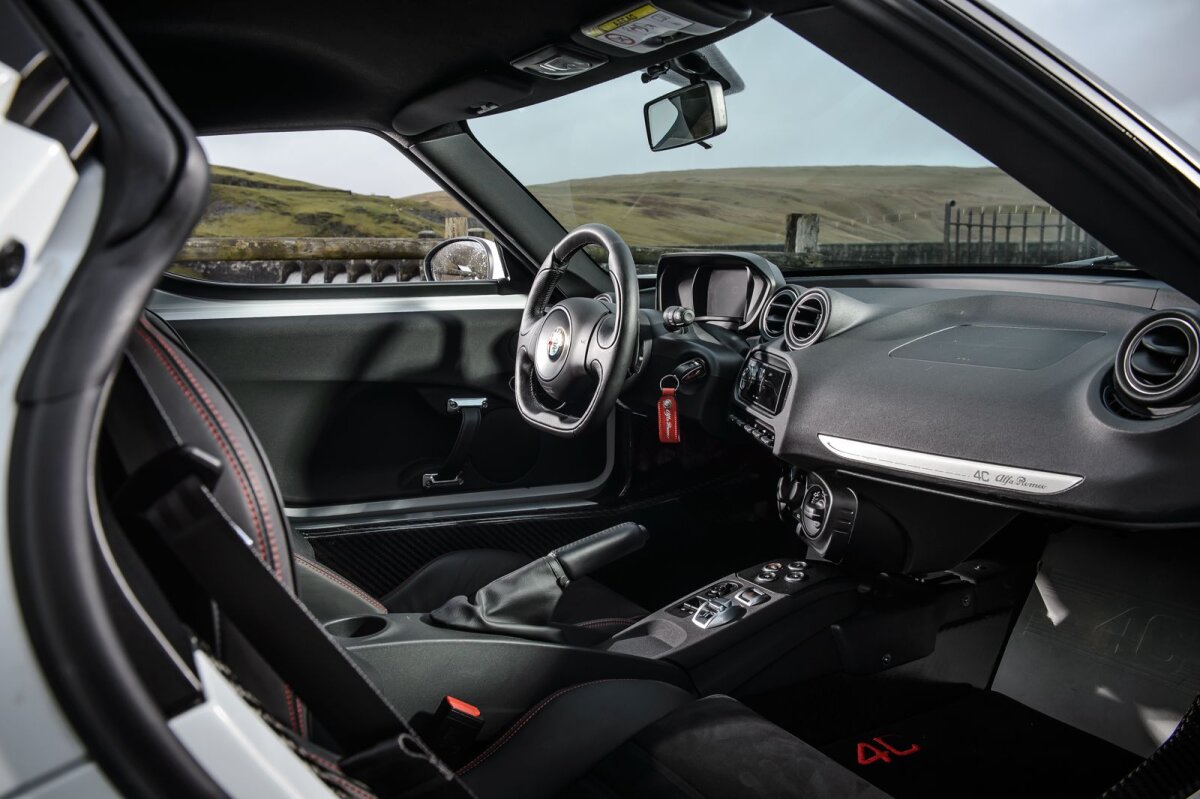 Noua clasă uşoară » Alfa Romeo 4C, Porsche Cayman şi Lotus Exige au fost testate de TopGear