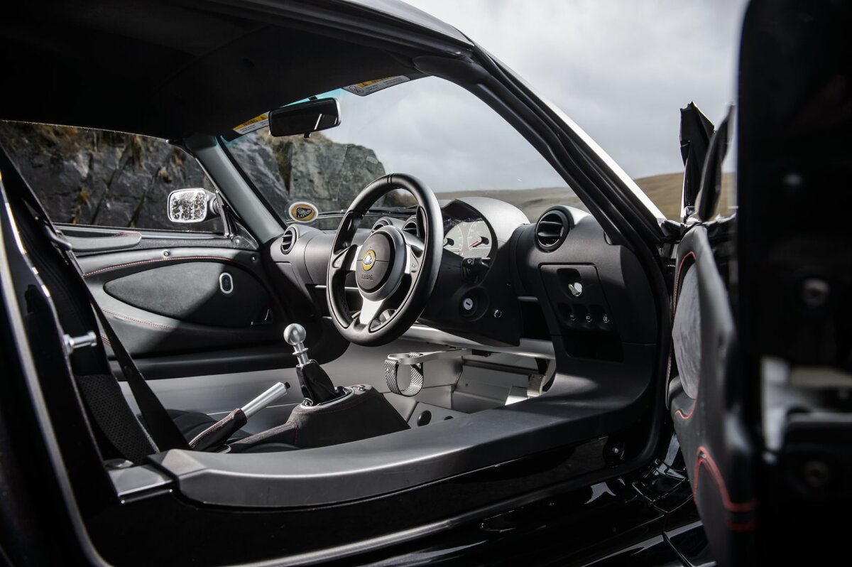 Noua clasă uşoară » Alfa Romeo 4C, Porsche Cayman şi Lotus Exige au fost testate de TopGear