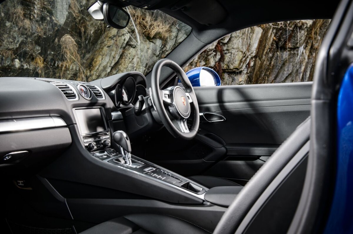 Noua clasă uşoară » Alfa Romeo 4C, Porsche Cayman şi Lotus Exige au fost testate de TopGear