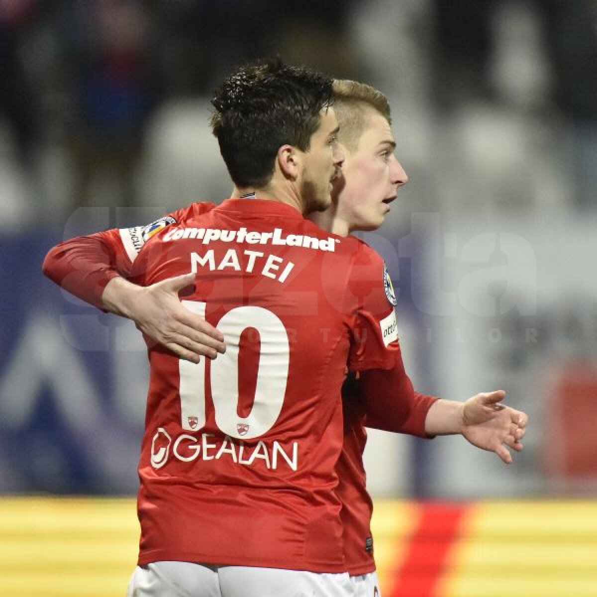 VIDEO "Cîini" de Europa » Dinamo o învinge pe Corona, 1-0, şi urcă pe locul 4