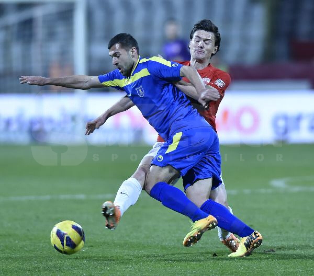 VIDEO "Cîini" de Europa » Dinamo o învinge pe Corona, 1-0, şi urcă pe locul 4