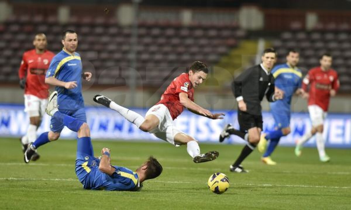 VIDEO "Cîini" de Europa » Dinamo o învinge pe Corona, 1-0, şi urcă pe locul 4