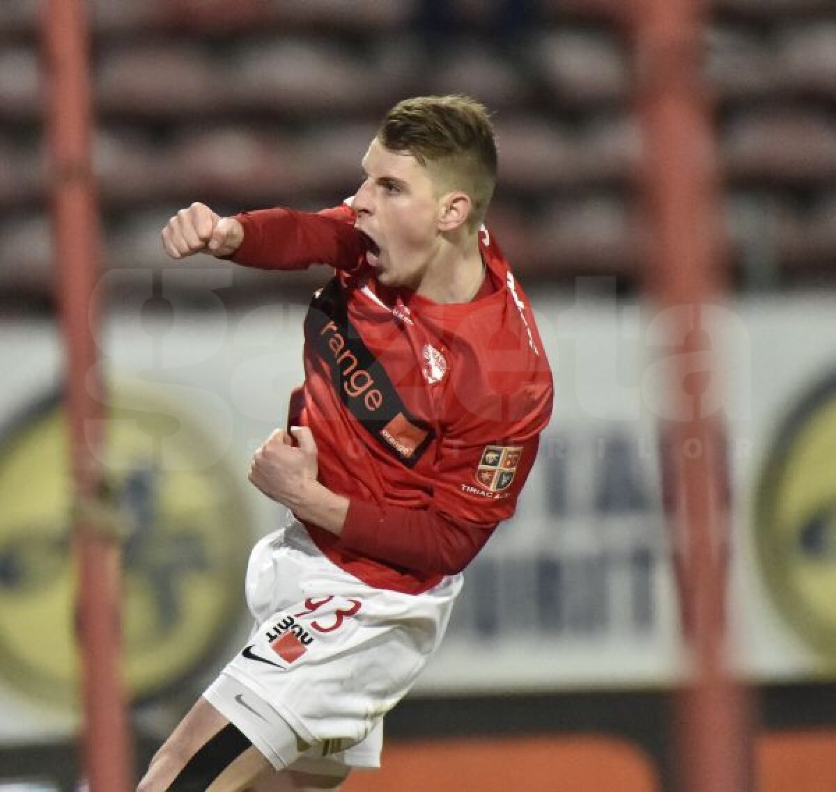 VIDEO "Cîini" de Europa » Dinamo o învinge pe Corona, 1-0, şi urcă pe locul 4