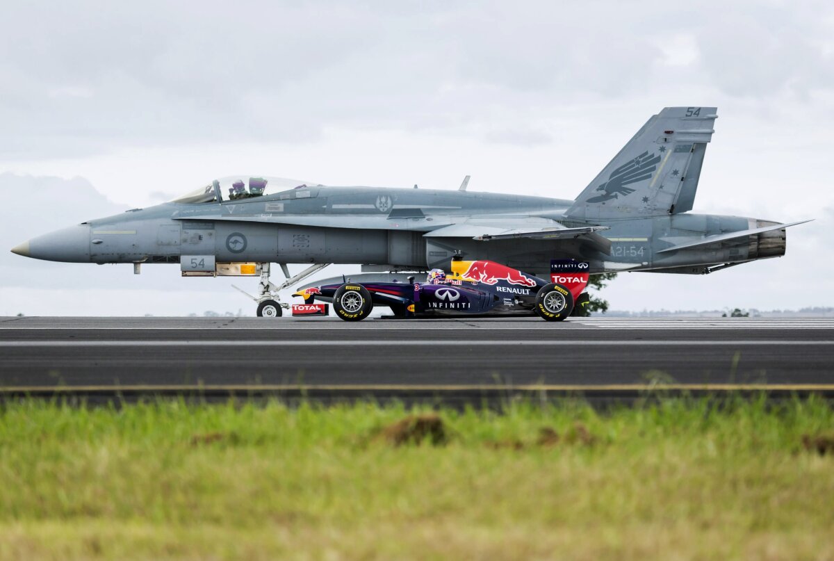 Formula 1 vs F18! Daniel Ricciardo a întrecut un avion de vînătoare