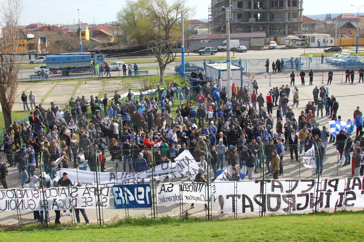 FOTO Suporterii lui FC U Craiova au protestat azi la stadionul "Ion Oblemenco"