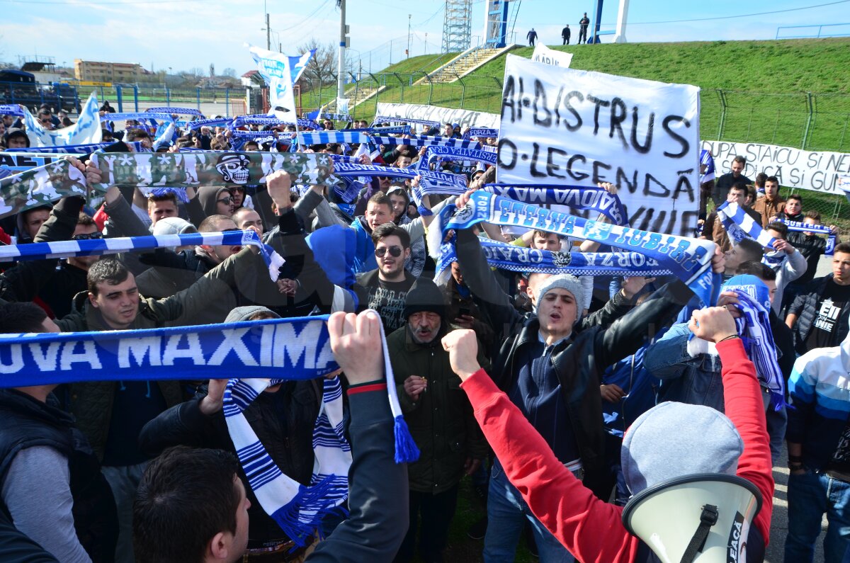 FOTO Suporterii lui FC U Craiova au protestat azi la stadionul "Ion Oblemenco"