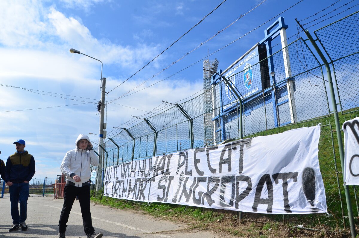 FOTO Suporterii lui FC U Craiova au protestat azi la stadionul "Ion Oblemenco"
