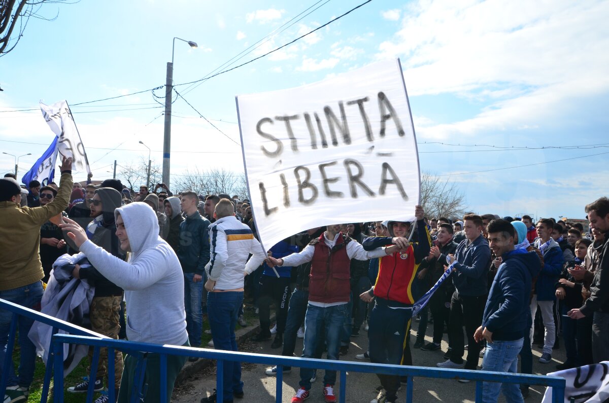 FOTO Suporterii lui FC U Craiova au protestat azi la stadionul "Ion Oblemenco"