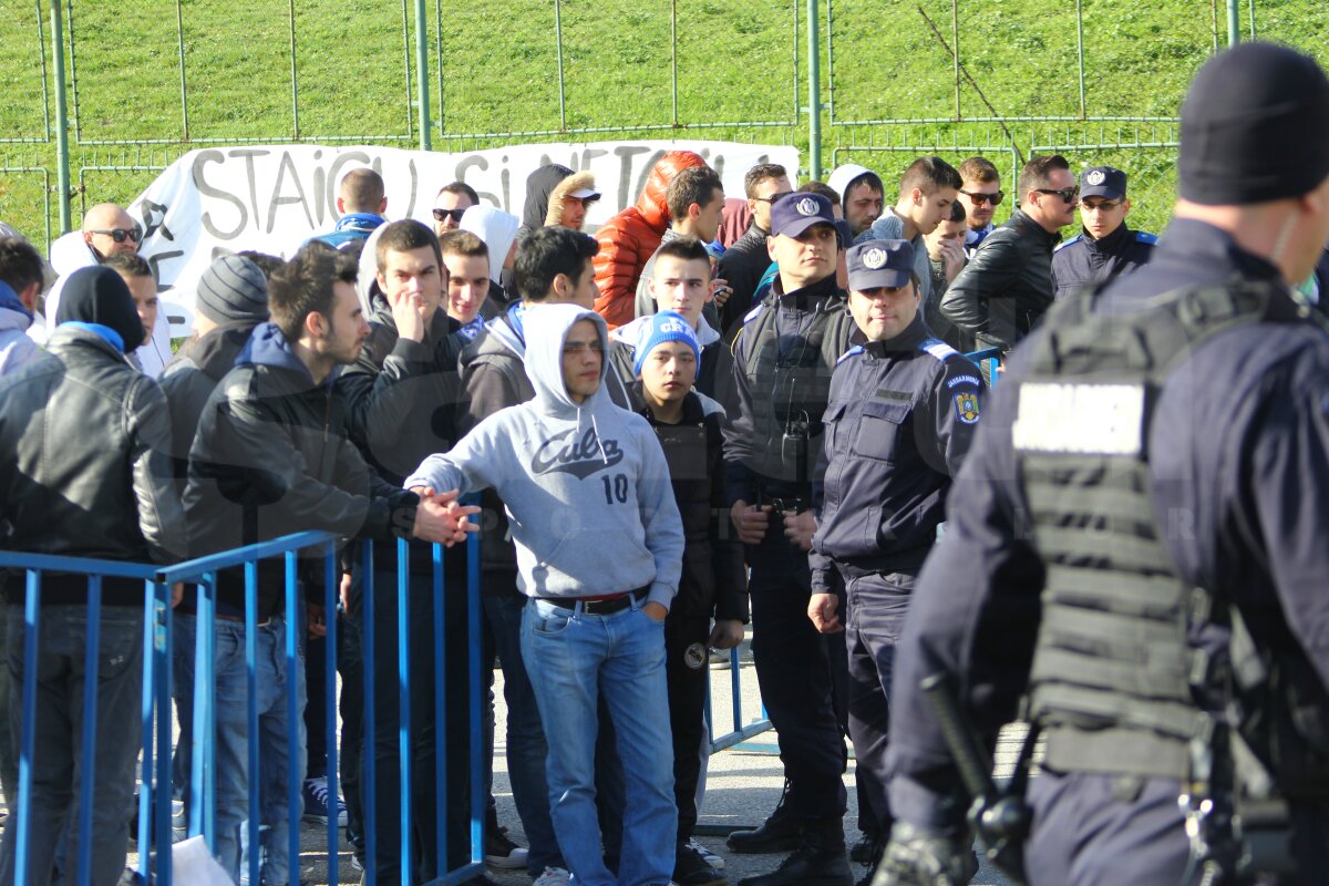 FOTO Suporterii lui FC U Craiova au protestat azi la stadionul "Ion Oblemenco"