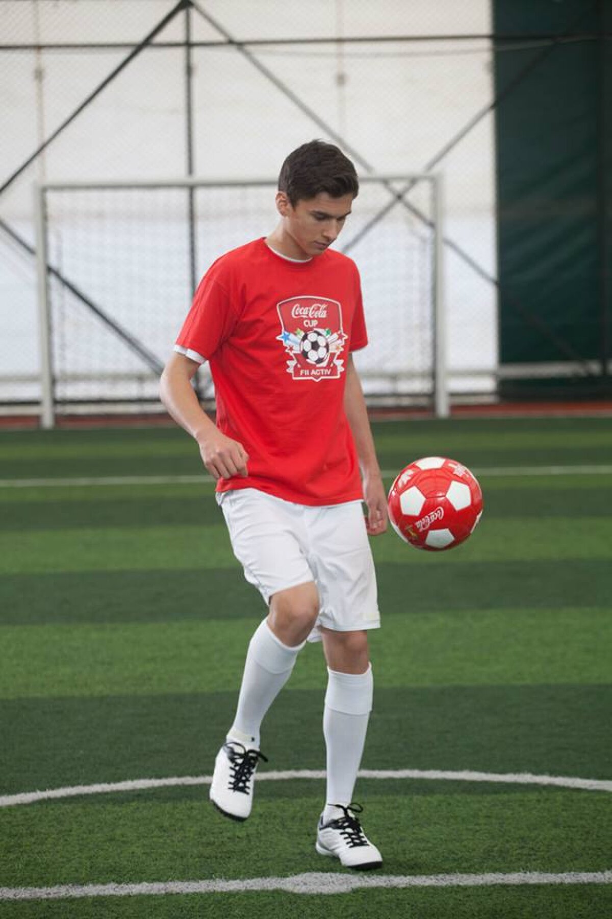 GALERIE FOTO Dorin Rotariu, vedetă în reclame » Mijlocaşul lui Dinamo promovează fotbalul pentru liceeni!