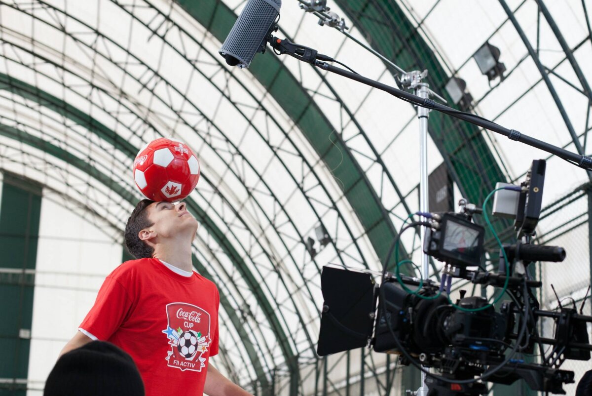 GALERIE FOTO Dorin Rotariu, vedetă în reclame » Mijlocaşul lui Dinamo promovează fotbalul pentru liceeni!