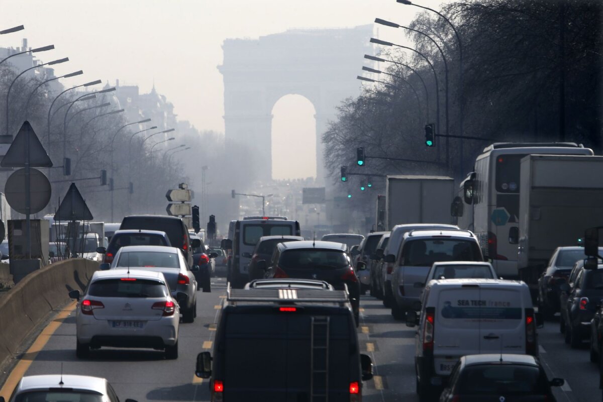 Parisul, cu soţ şi fără soţ » Şoferii parizieni vor circula cu rîndul, ca pe vremea lui Nicolae Ceauşescu