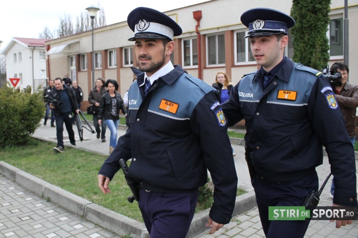 FOTO Feriţi-vă, Cadu ameninţă cu pistolul! :D » Căpitanul de la CFR Cluj s-a jucat de-a poliţistul, apoi a devenit antrenor