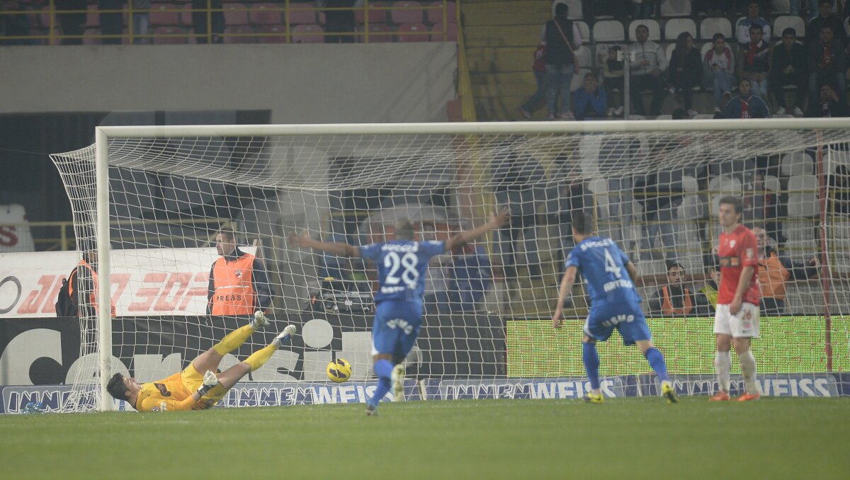 FOTO şi VIDEO "Cîinii" au fost învinşi dramatic în prelungiri, într-un meci în care Bilinski a impresionat. Dinamo - Pandurii 2-3