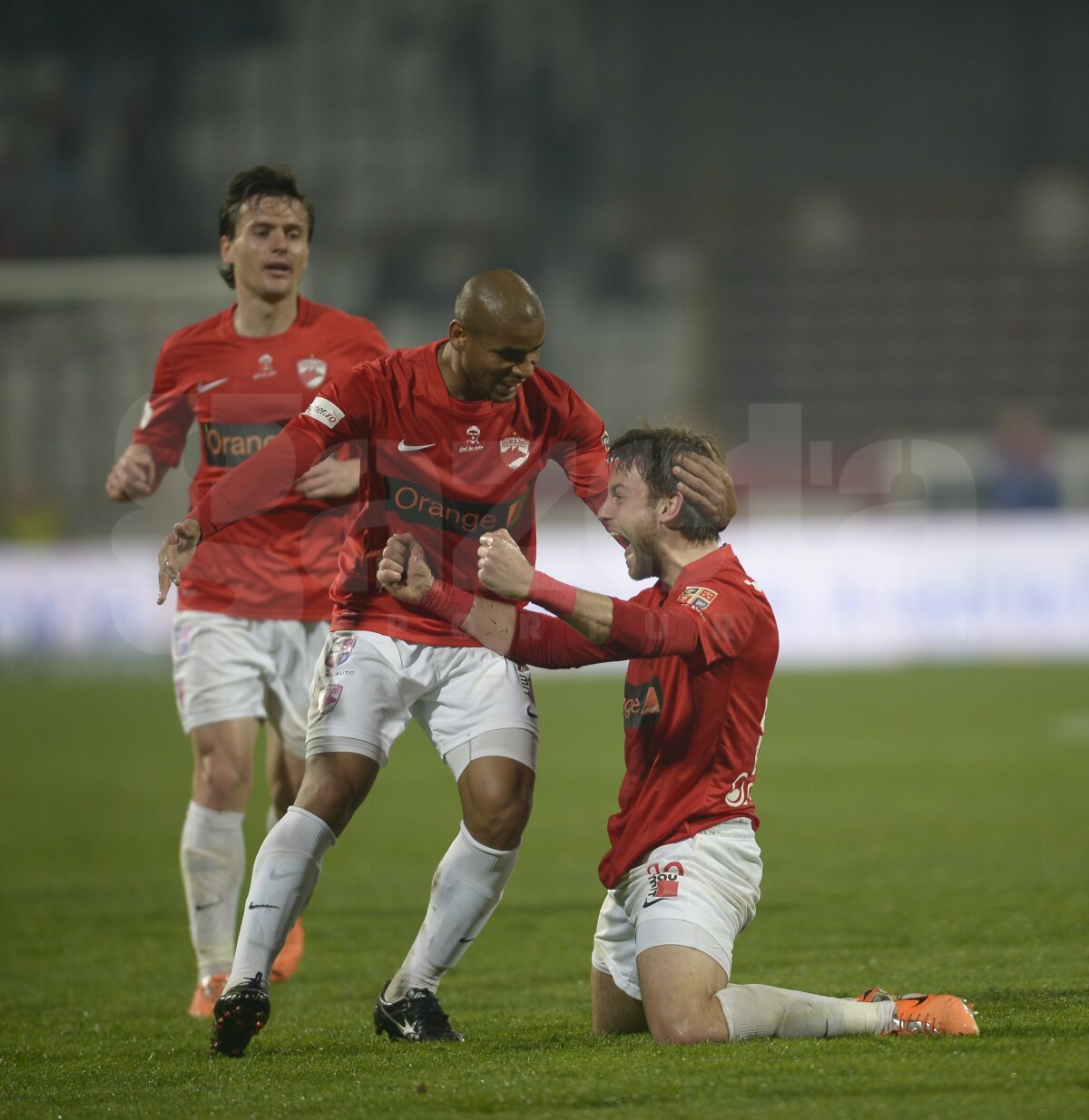 FOTO şi VIDEO "Cîinii" au fost învinşi dramatic în prelungiri, într-un meci în care Bilinski a impresionat. Dinamo - Pandurii 2-3