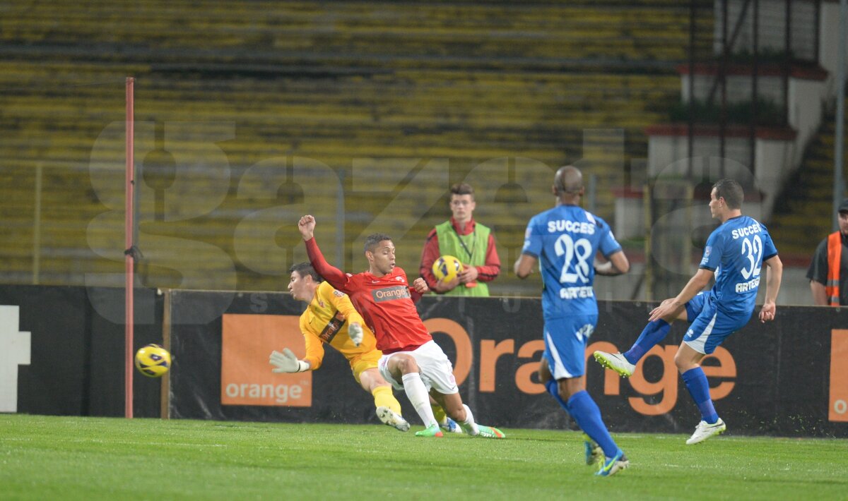 FOTO şi VIDEO "Cîinii" au fost învinşi dramatic în prelungiri, într-un meci în care Bilinski a impresionat. Dinamo - Pandurii 2-3