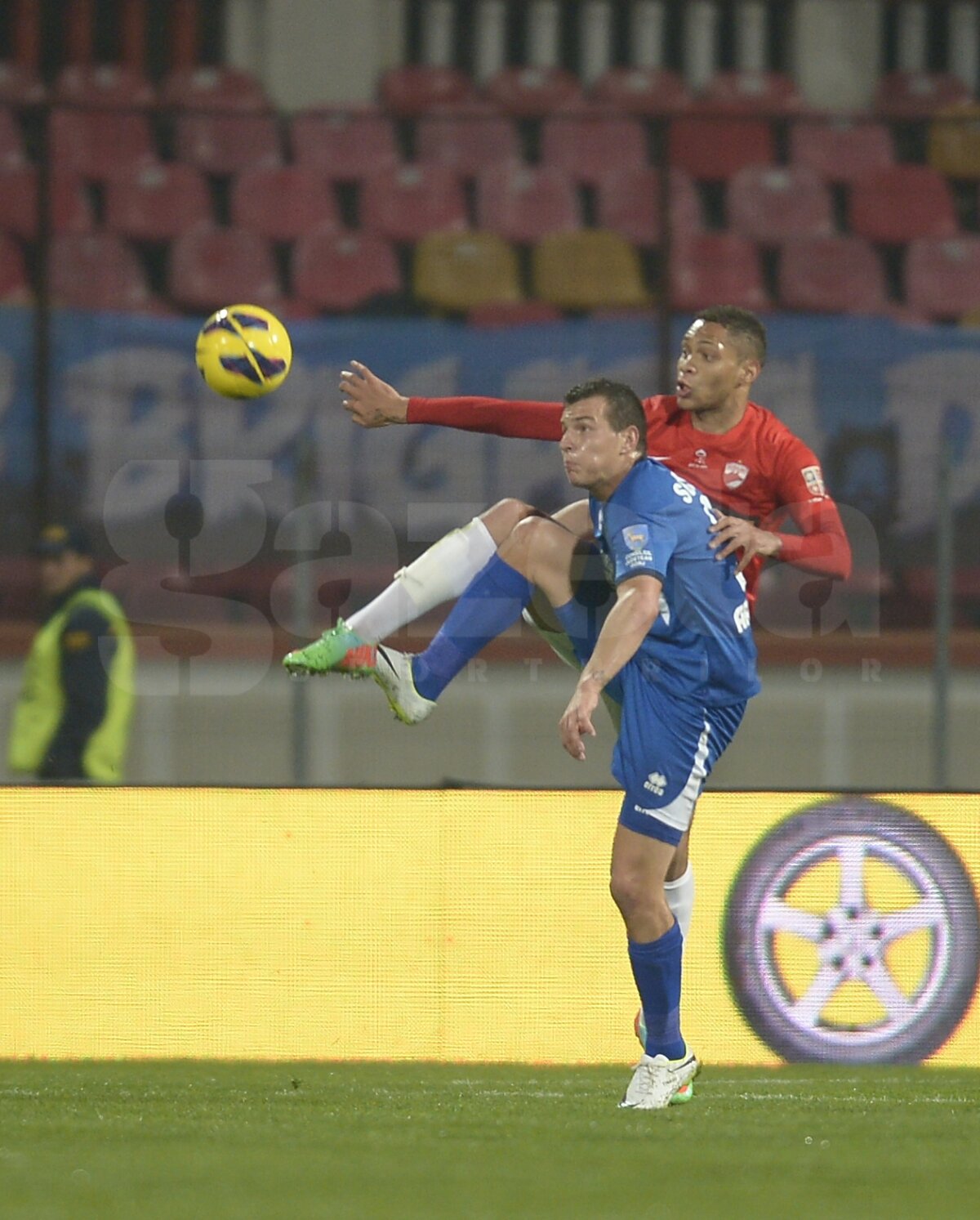 FOTO şi VIDEO "Cîinii" au fost învinşi dramatic în prelungiri, într-un meci în care Bilinski a impresionat. Dinamo - Pandurii 2-3